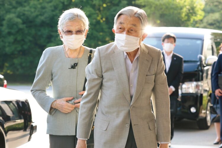 そろって外出された上皇陛下と美智子さま（写真は2022年6月／JMPA）