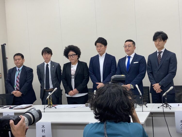 木村響子さん、松永拓也さん、スマイリーキクチ、弁護士らが会見に臨んだ（６月13日）。