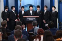 米ホワイトハウスで記者団の取材を受ける韓国の人気男性音楽グループ「BTS」（AFP＝時事）