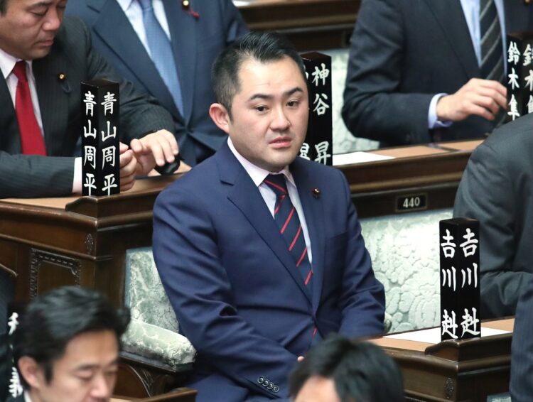 吉川議員の活動は、どんなものか（時事通信フォト）