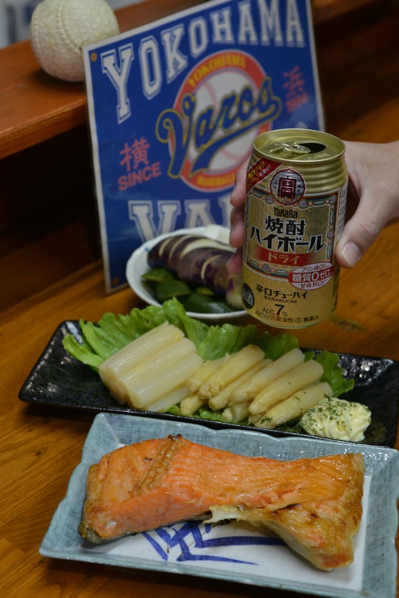 脂ののった特大鮭カマ塩焼には、爽快な辛口の『焼酎ハイボール』が好相性！