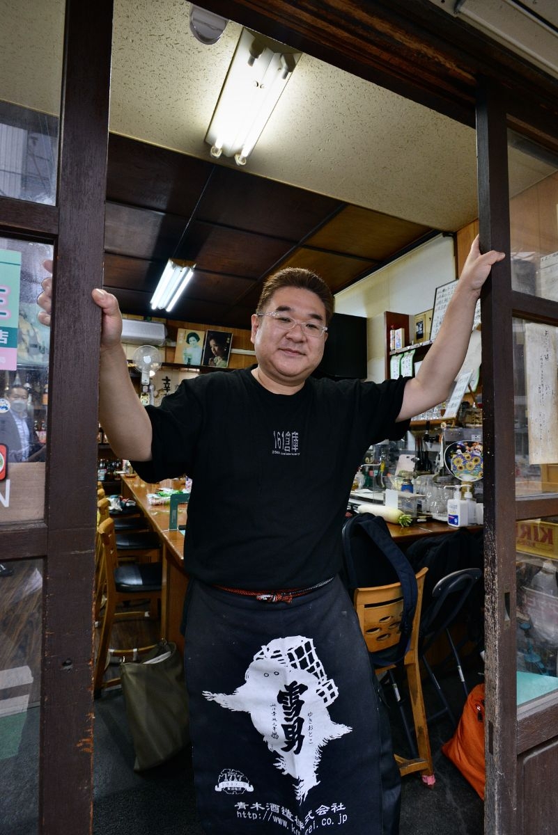 「広い背中がクマさんみたい」と常連客に慕われる3代目店主・岩瀬光重さん（49歳）