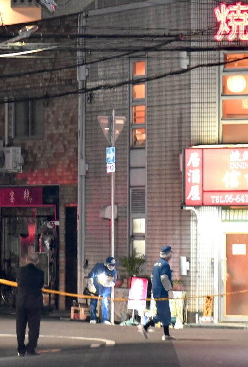 尼崎射殺事件直後の現場検証の様子（写真／共同通信社）