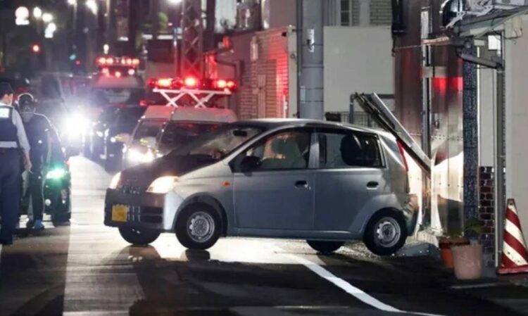 織田代表宅に突っ込んだ軽乗用車