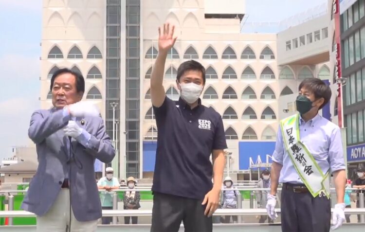 街頭演説では、吉村氏も満面の笑みを振りまいた（Youtubeより。現在は公開停止。左から石井、吉村、佐野の各氏）