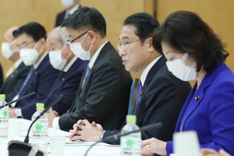 男女共同参画会議で発言する岸田文雄首相（右から２人目）。右端は野田聖子男女共同参画担当相（時事通信フォト