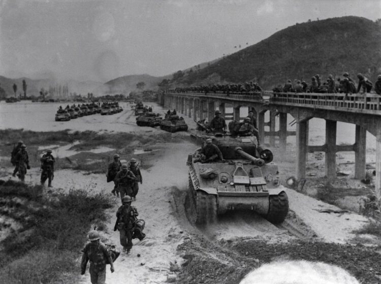 1950年5月、韓国・漢江を渡って進む国連軍。1956年度『経済白書』の序文「もはや戦後ではない」は戦後復興の終了を宣言した象徴的な言葉だったが、その復興は朝鮮戦争特需の影響が大きかった（時事通信フォト）