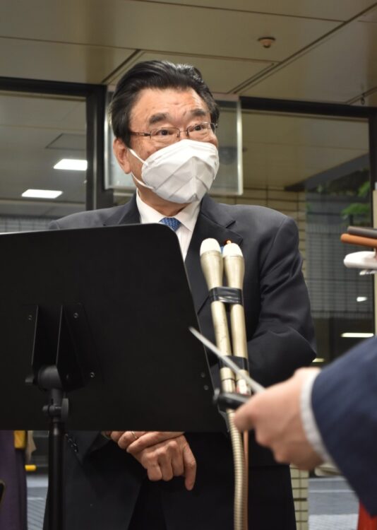 マスク着用の政府見解について説明する後藤茂之厚生労働相。2022年5月20日（時事通信フォト）