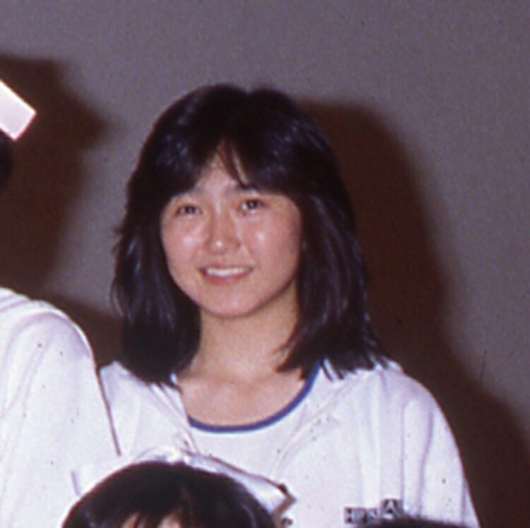1986年におニャン子クラブに加入した生稲氏は優等生キャラとして親しまれた。工藤静香、斉藤満喜子と共にグループ内ユニット「うしろ髪ひかれ隊」も結成した