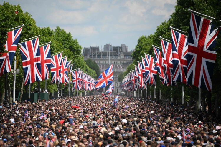 ロンドンのバッキンガム宮殿の前には、お祝いムードの英国民がつめかけた（時事通信フォト）