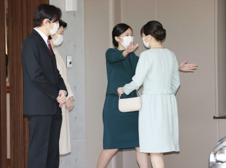 眞子さんの皇籍離脱の際には、懇親のハグを交わした（2021年10月。東京・港区。時事通信フォト）