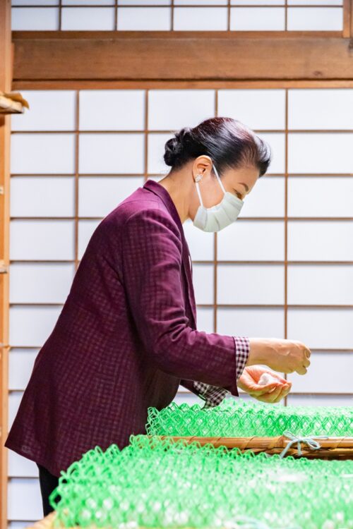 腰に違和感を覚えられたという（6月11日、東京・千代田区。写真／宮内庁提供）