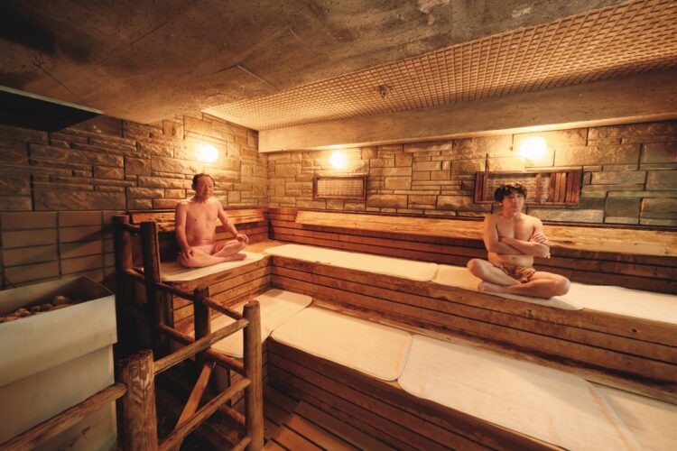 『温泉天国よつやのゆ』富山県：スウェーデン製ストーブが置かれた石張りのサウナ室
