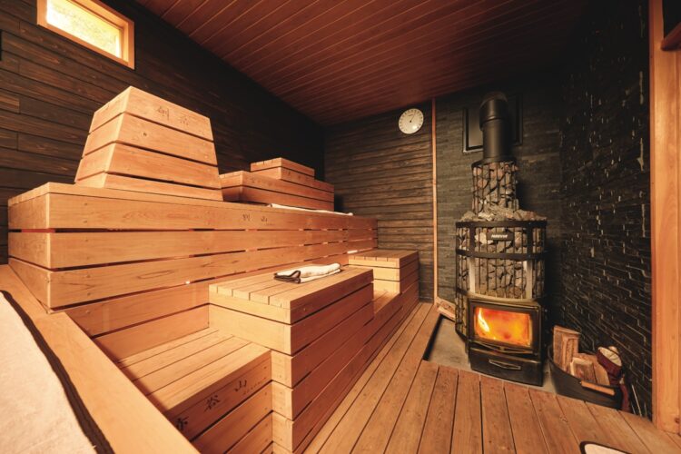 『TATEYAMA SAUNA』富山県：立山杉を使ったサウナ小屋のベンチは立山連峰を模し、ストーブにくべる薪やサウナストーンも立山産 （撮影／小倉雄一郎）