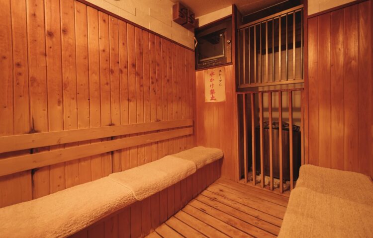 『高原鉱泉』富山県:清掃の行き届いたサウナ室 (撮影/小倉雄一郎)