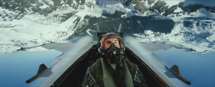 主演のトム・クルーズは前作に続き自ら飛行機に搭乗し、スタントに挑んだ。プライベートで保有する戦闘機P-51を今作に登場させたほど飛行機愛も強い