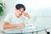 朝起きて視界の端に異常があれば要注意(写真はイメージ)