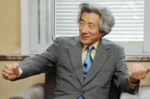 2004年、小泉政権の「年金制度大改革」から年金減額が始まった(時事通信フォト)
