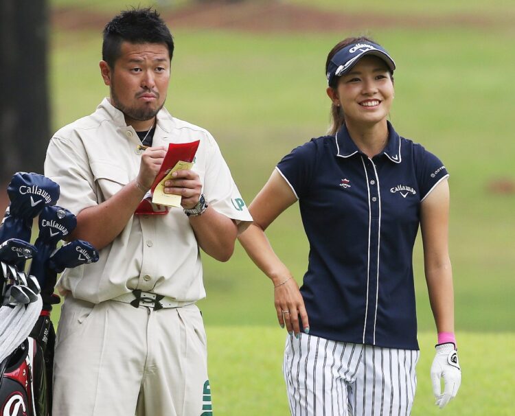 大江順一キャディと藤田光里選手（時事通信フォト）