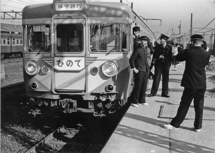 修学旅行専用電車「ひので号」で、記念撮影をする生徒たち。提供：鉄道博物館