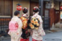 京都の街を歩く舞妓のイメージ（写真／イメージマート）
