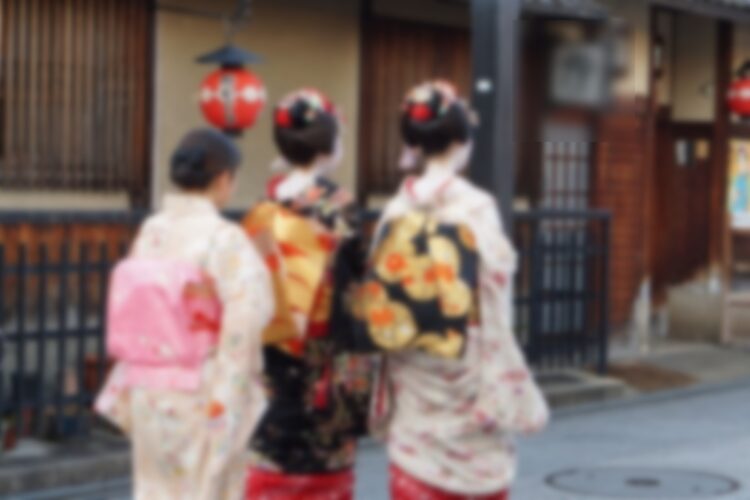 京都の街を歩く舞妓のイメージ（写真／イメージマート）