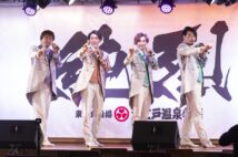 新メンバー募集が大注目の「純烈」。2020年6月、温泉の宴会場での無観客ライブ（時事通信フォト）