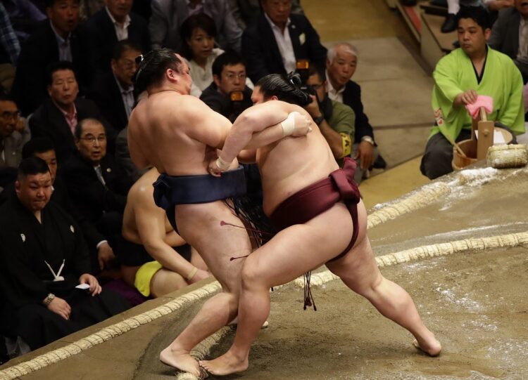2017年の5月場所では御嶽海に押し込まれる場面も