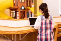 「いつまで手書きにこだわるの？」幼稚園の先生「おたより」をめぐる世代間ギャップ