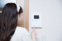 「鳴っても居留守を使う」インターフォン嫌いな人たちの本音と配達員のため息