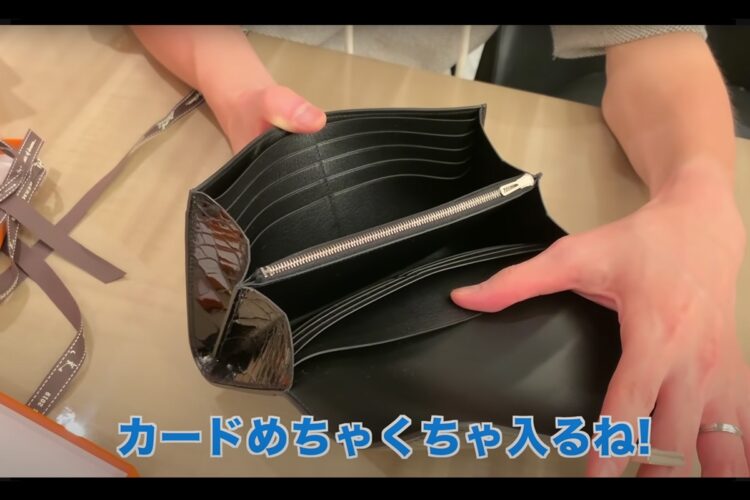高級財布の中身。ここに50万円分の札束が入っていたという（ヒカキンの公式YouTubeより）