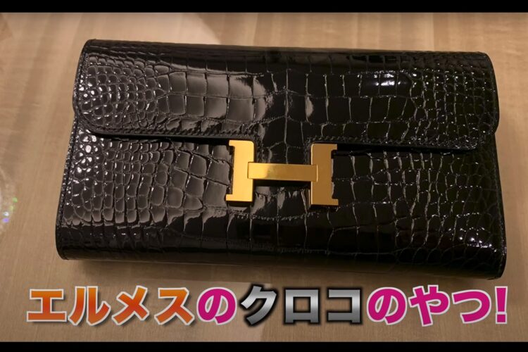 高級財布の価格は200万円超え。クロコダイルは革のダイヤモンドとも言われる（ヒカキンの公式YouTubeより）