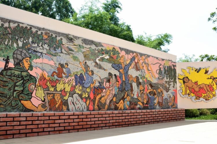 ベトナム中部のビンディン省にはベトナム戦時の悲劇を伝える壁画がある（写真／村山康文）