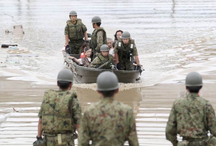 「西日本豪雨」で浸水した病院からボートで避難する患者たち（共同通信社）