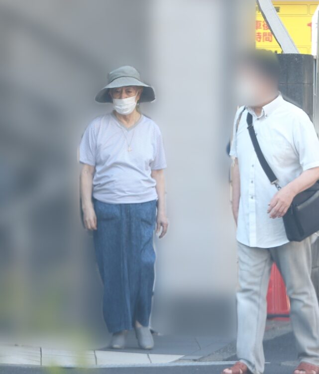 男性は美輪明宏の通院に付き添っていた