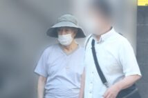 しっかりとした体躯の男性がぴたりとついて支える