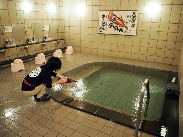 越後湯沢駅構内にある『ぽんしゅ館』の酒風呂（料金は800円）は、美肌の湯と女性に人気