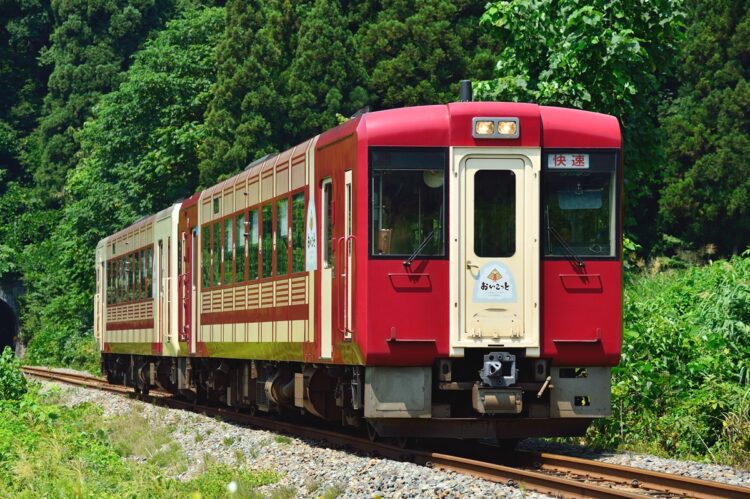 しなの鉄道北しなの線・飯山線を走る『おいこっと』（提供／JR東日本）
