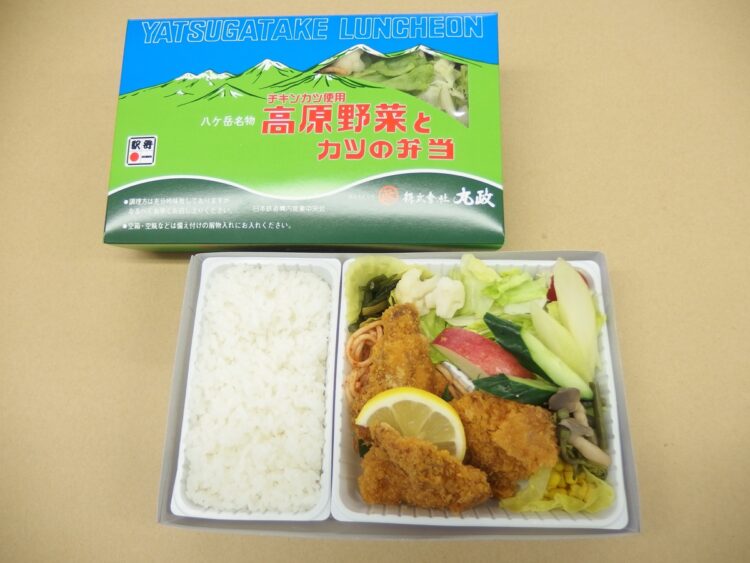 小淵沢駅の人気駅弁が丸政の『高原野菜とカツの弁当』（1100円）。生野菜入りで冷めてもおいしい