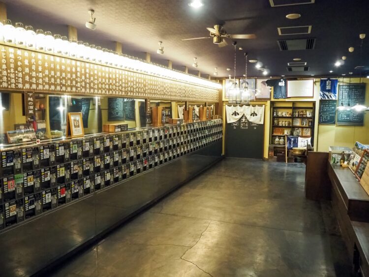 『ぽんしゅ館』の唎酒番所には新潟の全酒蔵の代表銘柄の日本酒が500円（最大でおちょこ5杯分）で利き酒できるコーナーがあり、連日にぎわう