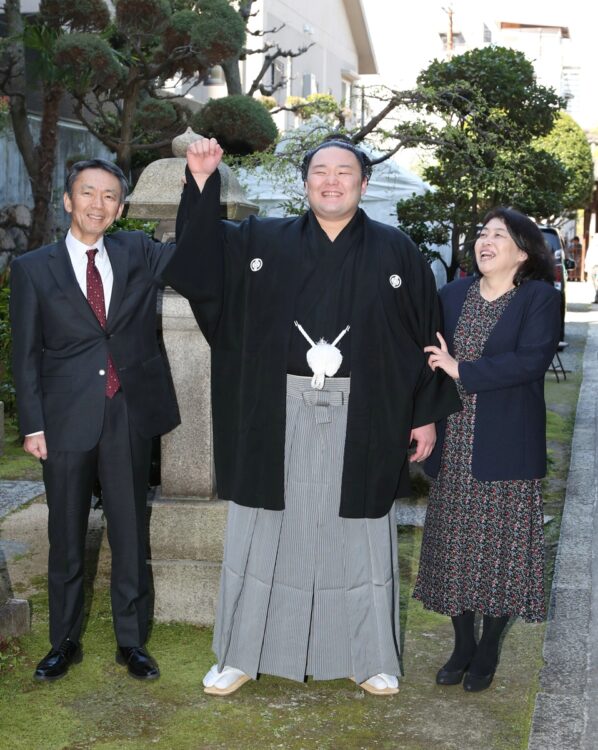 騒動後に父・靖さん（左）は亡くなった（時事通信フォト）