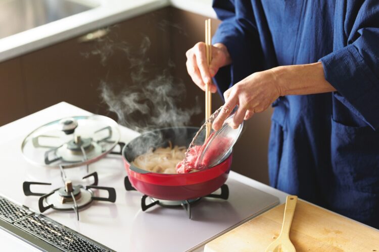 牛肉を加えて炒め、火が通ったら、水を加えふたをして煮る