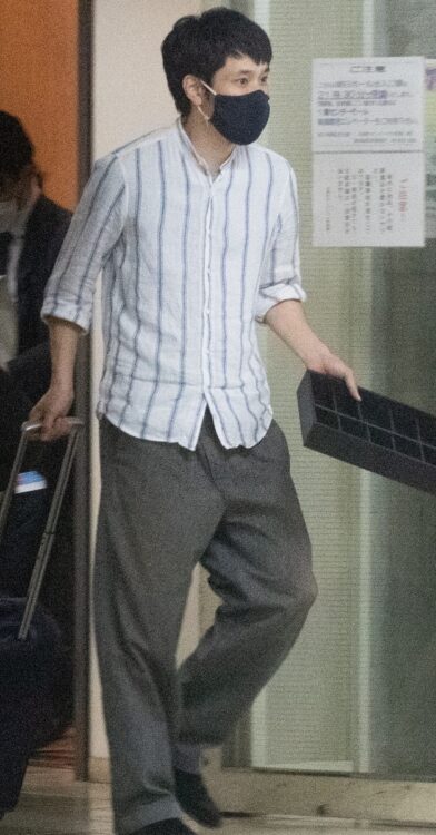 シャツも似合う松山ケンイチ、現在38才