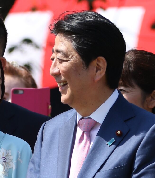 桜を見る会では、著名人らを傍らに配し、笑顔だった安倍氏（2018年）