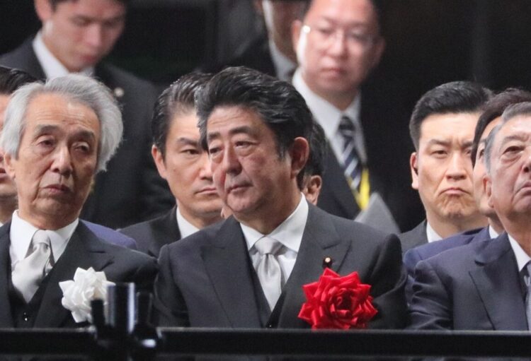 安倍氏が天皇陛下の即位を祝う国民祭典で、自民重鎮らと席に着いた際