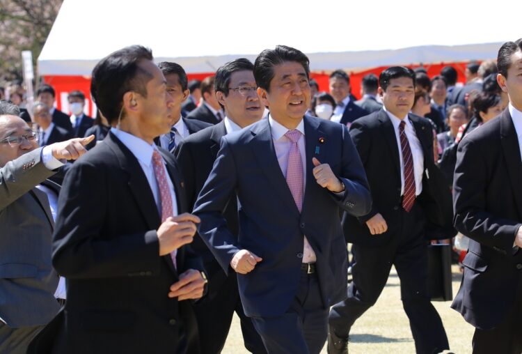 突然の襲撃を受けた安倍元首相。かつても、政界では痛ましい事件も（写真は2019年）