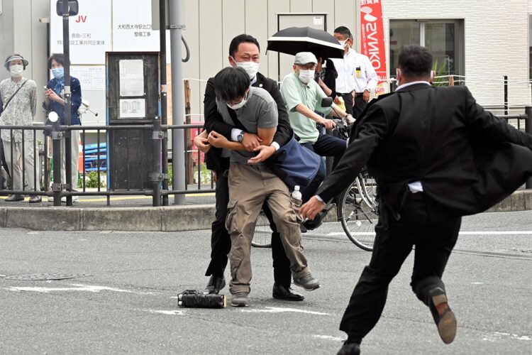 安倍晋三・元首相の銃撃現場で取り押さえられる山上徹也被告（朝日新聞社／時事通信フォト）