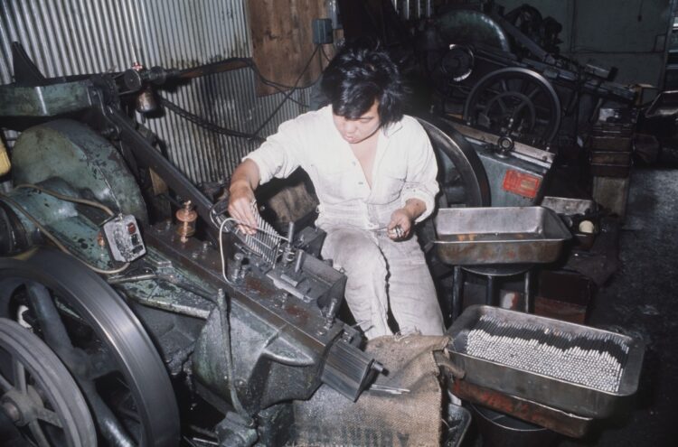 1975年、各種特殊ネジ、ボルトを製作する東大阪市の町工場（時事通信フォト）