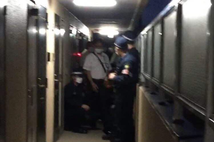 家宅捜索には爆発物処理班の姿も