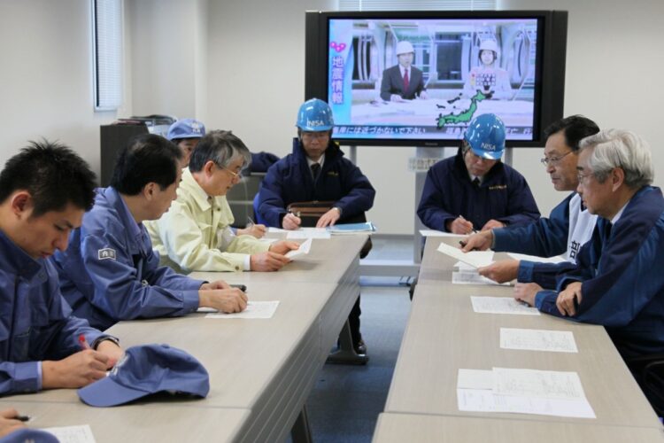 2011年3月12日、東京電力福島第1原子力発電所を視察し、説明を受ける菅直人首相（左から2人目）ら（福島県大熊町）［内閣広報室提供］（時事通信フォト）